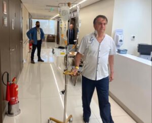 Read more about the article Bolsonaro publica foto caminhando pelo corredor do hospital