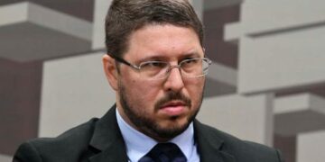 Carlos Almeida assume o governo interinamente, frauda documento e tenta exonerar secretário de Segurança