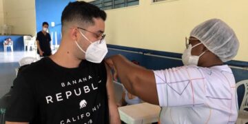 David Almeida reduz faixa etária da vacinação para a partir dos 23 anos