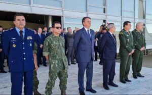 Leia mais sobre o artigo Bolsonaro acompanha desfile de tanques militares no Palácio do Planalto