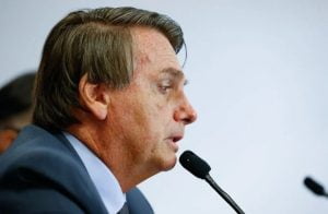 Read more about the article Em ato por voto impresso, Bolsonaro faz nova ameaça a eleições