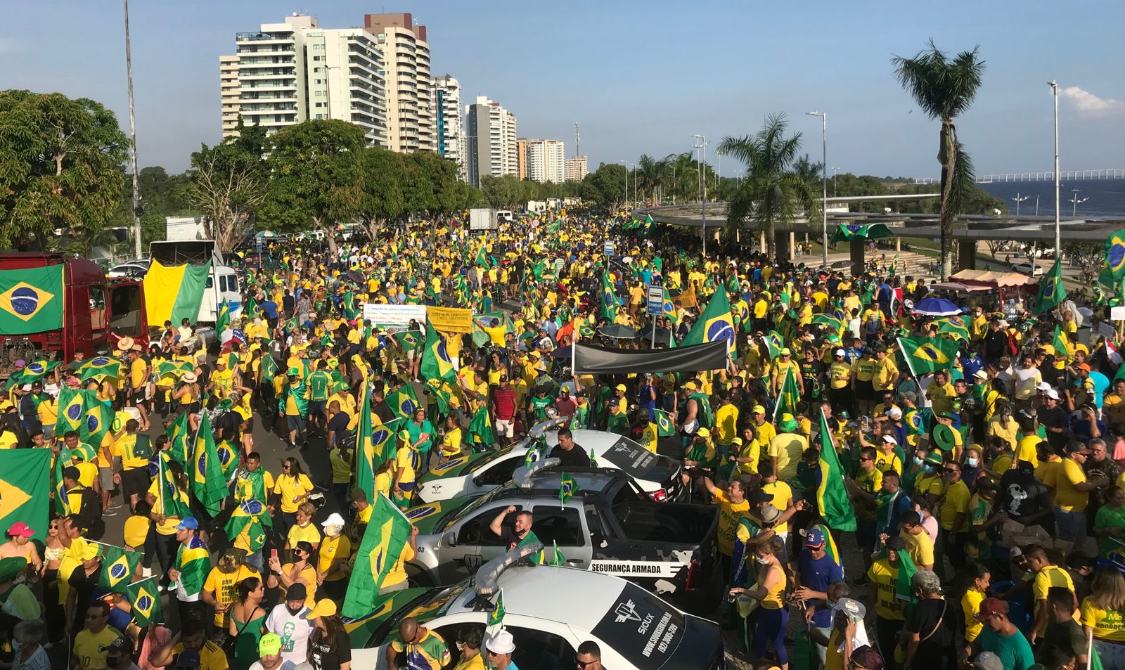 Você está visualizando atualmente Cerca de 10 mil pessoas se reúnem na Ponta Negra em manifestação pró-Bolsonaro em Manaus