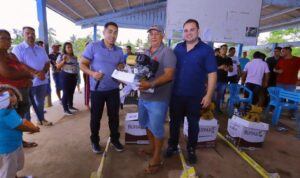 Em Presidente Figueiredo, Roberto Cidade entrega emendas e anuncia ambulância para Vila de Balbina