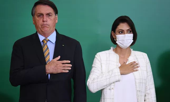 You are currently viewing Bolsonaro diz que Michelle se vacinou contra a Covid