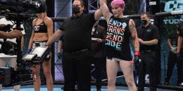 Lutadora trans vence disputa contra mulher em estreia no MMA
