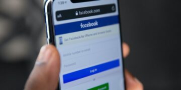 Além de pane, Facebook enfrenta repercussão de denúncias de ex-funcionária
