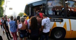 Read more about the article Paralisação de coletivos causam aglomerações nas paradas da capital amazonense
