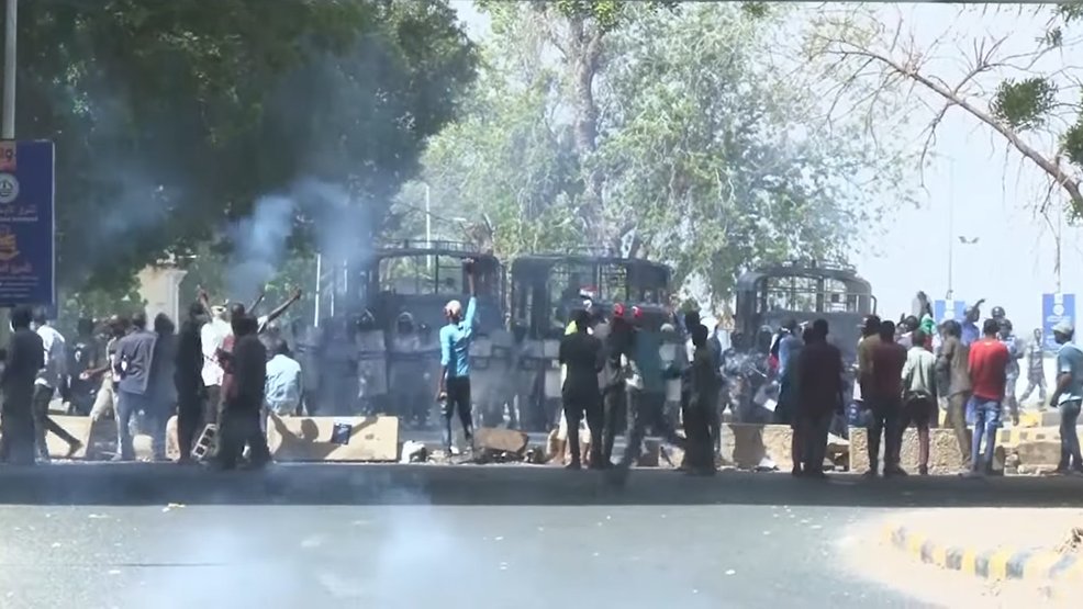 Militares dão golpe de Estado no Sudão e prendem premiê interino