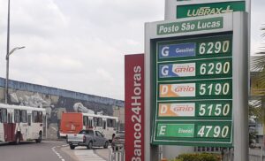 Read more about the article Comando Vermelho ameaça donos de postos de combustíveis para diminuição da gasolina, diesel e álcool