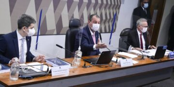 Por 7 votos a 4, CPI da Covid-19 aprova relatório do senador Renan Calheiros