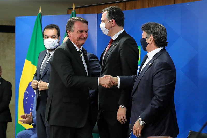 Ao lado de Fux, Bolsonaro diz estar cercado de amigos do Judiciário ao sancionar criação do TRF6
