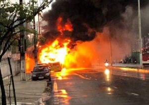 Leia mais sobre o artigo Ônibus da empresa Global Green pega fogo em avenida de Manaus