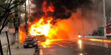 Ônibus da empresa Global Green pega fogo em avenida de Manaus