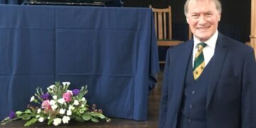 Parlamentar conservador do Reino Unido morre após ser esfaqueado em encontro com eleitores