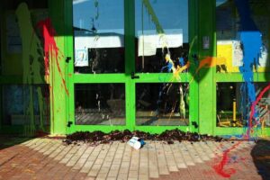 Leia mais sobre o artigo Manifestantes jogam esterco em prefeitura de cidade italiana que homenageará Bolsonaro