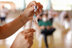 Read more about the article Vacinação contra a Covid-19 será retomada na quarta-feira
