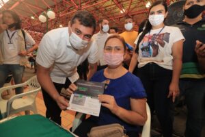 Leia mais sobre o artigo Wilson Lima entrega primeiros cartões do Auxílio Estadual permanente a famílias que moram em Manaus