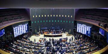 Câmara aprova texto-base de PEC que parcela precatórios para bancar o Auxílio Brasil