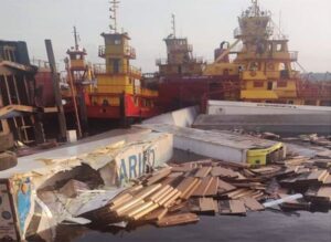 Read more about the article Balsa afunda no porto Chibatão e dezenas de produtos vão parar no rio
