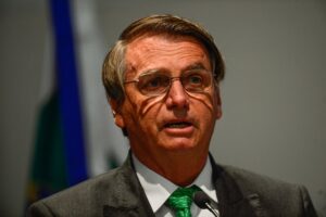 Read more about the article Bolsonaro diz que vai a debates em 2022, desde que “que não entrem em coisas da família”