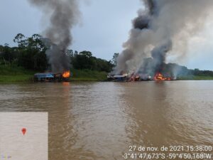 Read more about the article Operação contra garimpeiros nos rios da Amazônia apreende e destrói 131 balsas