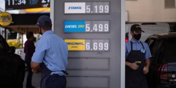 Petrobras anuncia redução no preço da gasolina nas refinarias a partir de quarta-feira, (15)