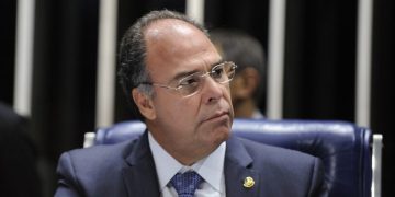 Fernando Bezerra entrega cargo de líder do governo no Senado