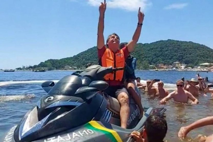 Você está visualizando atualmente Renan diz que Bolsonaro “vagabundeia de jet ski”