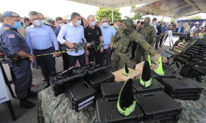 Read more about the article Wilson Lima entrega 65 viaturas, 30 motos e armamentos para as forças de segurança