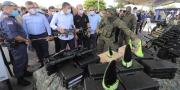 Wilson Lima entrega 65 viaturas, 30 motos e armamentos para as forças de segurança