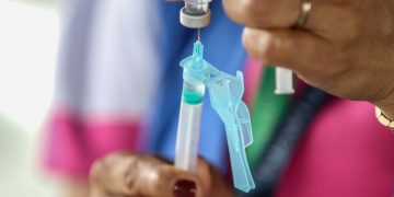 Vacinação contra Covid-19 em crianças no Amazonas será por grupos prioritários, anuncia governador