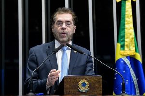 Read more about the article Plínio Valério crítica posicionamento de Alexandre de Moraes sobre denúncias feitas por parlamentares