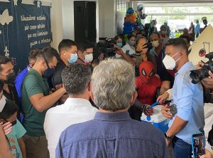 Leia mais sobre o artigo “Homem-Aranha” entrega vacinas ao prefeito David Almeida para início da imunização nas escolas públicas de Manaus
