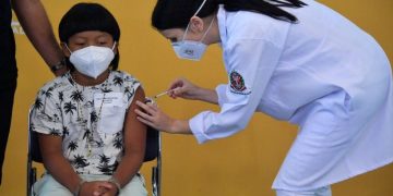 Criança indígena é primeira a ser vacinada no Brasil contra a Covid-19