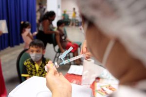 Leia mais sobre o artigo Prefeitura coordena ação de intensificação para vacinar crianças de 5 a 11 anos contra a Covid-19 neste sábado
