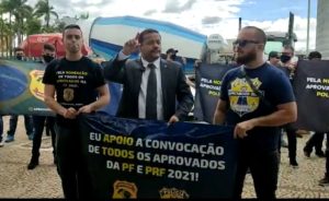 Read more about the article Mobilização em Brasília defende convocação dos aprovados nos concursos da Polícia Federal e Polícia Rodoviária Federal