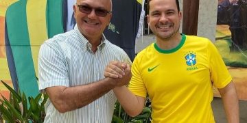 Capitão Alberto Neto posa ao lado de Coronel Menezes e diz: ‘nosso pré-candidato ao Senado’