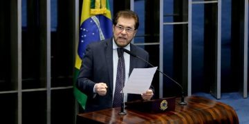 Plínio Valério condena demissões no Banco da Amazônia e pede que cortes sejam previstos