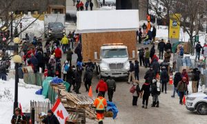 Read more about the article Capital do Canadá declara situação de emergência com protesto de caminhoneiros antivacina