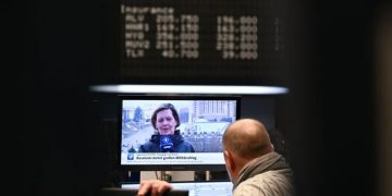 Ibovespa segue exterior e cai mais de 2% com invasão da Ucrânia; dólar sobe