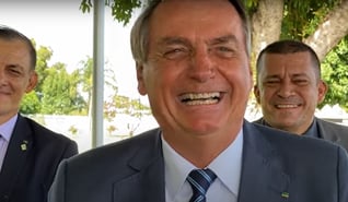 You are currently viewing Bolsonaro volta a defender armamento e diz: ‘Atirei em alvos vermelhos’