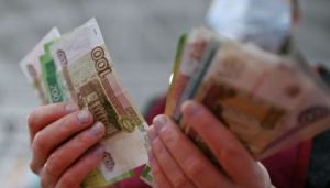 Leia mais sobre o artigo Rublo cai 30% e Rússia sobe juros de 9,5% para 20% após enxurrada de sanções