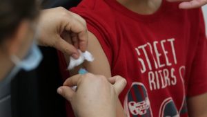 Read more about the article Reações adversas à vacina: falta de dados e de debate alimenta preocupação nos pais
