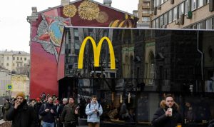 Leia mais sobre o artigo Russos lotam lojas do McDonald’s antes de suspensão das atividades