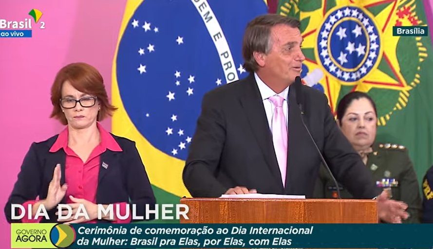 You are currently viewing Bolsonaro diz que “mulheres estão ‘praticamente integradas’ à sociedade”