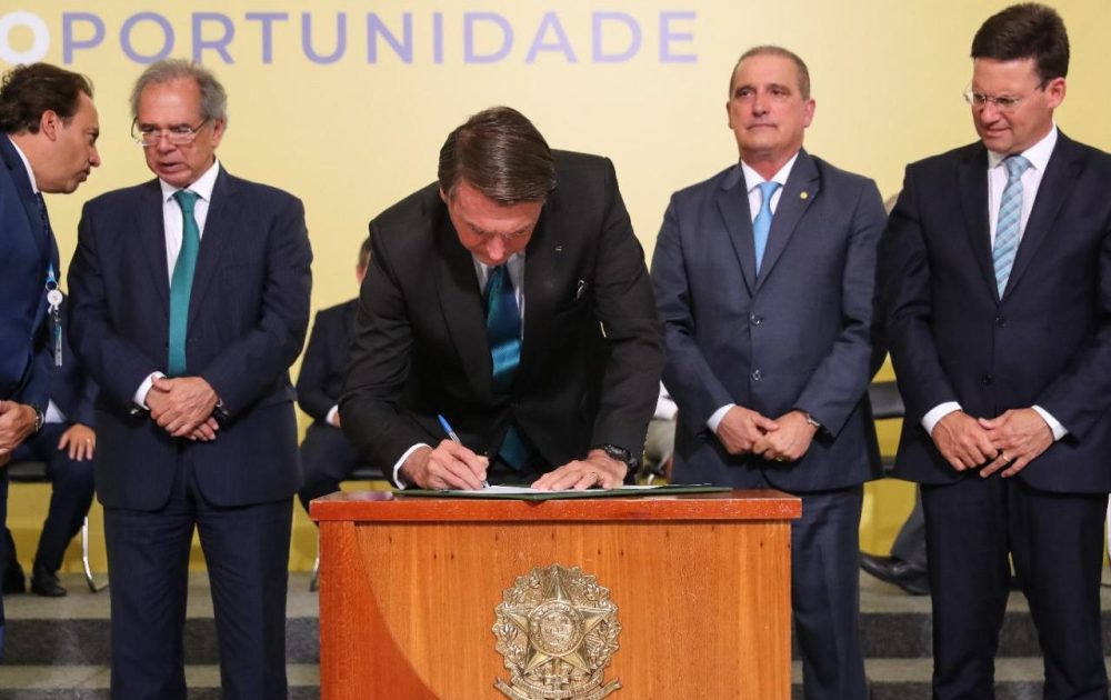 You are currently viewing Aumento da margem dos consignados em 5% é assinado pelo Presidente Bolsonaro