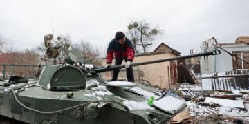 Rússia ataca cidades ao sul da Ucrânia; Kremlin se diz pronto a negociar