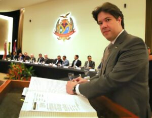 Leia mais sobre o artigo Em solenidade concorrida, Luis Fabian toma posse como novo conselheiro do TCE-AM