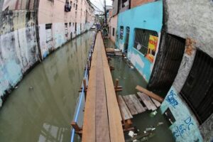 Leia mais sobre o artigo Em preparação para a cheia, prefeitura inicia construção de pontes em áreas de alagação de Manaus
