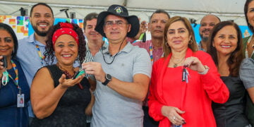 David Almeida entrega novos veículos para rede de ensino de Manaus